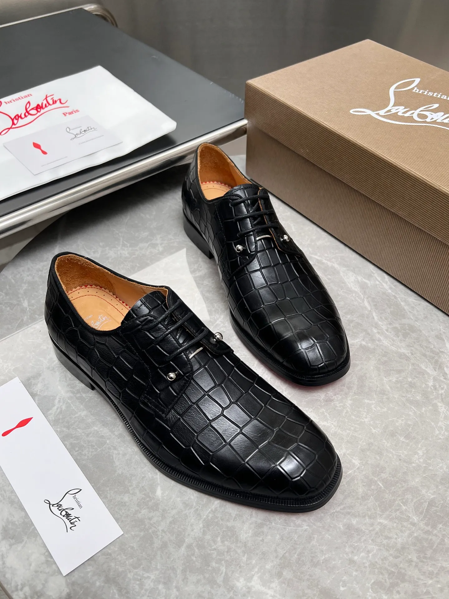 [CL red sole] Top P: 900💰 Number of yards: 39~44 (38.4546. Customized, non-refundable) CL new men's formal shoes Loaf leather shoes Christia* Loubouti* red sole shoes The red sole is luxurious and elegant, reshaping the style boundary of casual formal wear. It is extremely innovative in material selection, and creates a rich visual and tactile experience through the collision of different materials! Made of top-grade calfskin/glossy patent leather/spliced ​​technical fabric in contrasting colors. The upper is stitched by hand with fine and even stitching. It is based on the square-toe loafer shoe shape, with neat and elegant lines, which fits the toughness of men's wear. The upper is embellished with metal rivets, injecting individual details into classic loafers, breaking the mediocrity of casual shoes, and giving a concrete expression of "low-key luxury". From the original color/red cowhide lining inside the shoe to the instantly recognizable red sole, the "red sole" is not only the brand's visual identity, but also a "luxury codeword" when walking. The red sole exposed inadvertently conveys taste and identity instantly. From the innovative splicing of materials, to the personalized fusion of design, to the ingenious inheritance of craftsmanship, the Christian Louboutin men's loafer series is not only a pair of casual shoes, but also a "yuppie style" dressing weapon for men. Whether it is a casual business meeting or a casual look for daily travel, it can help you become a unique and stylish man in every occasion with its "red Loaf" attitude.